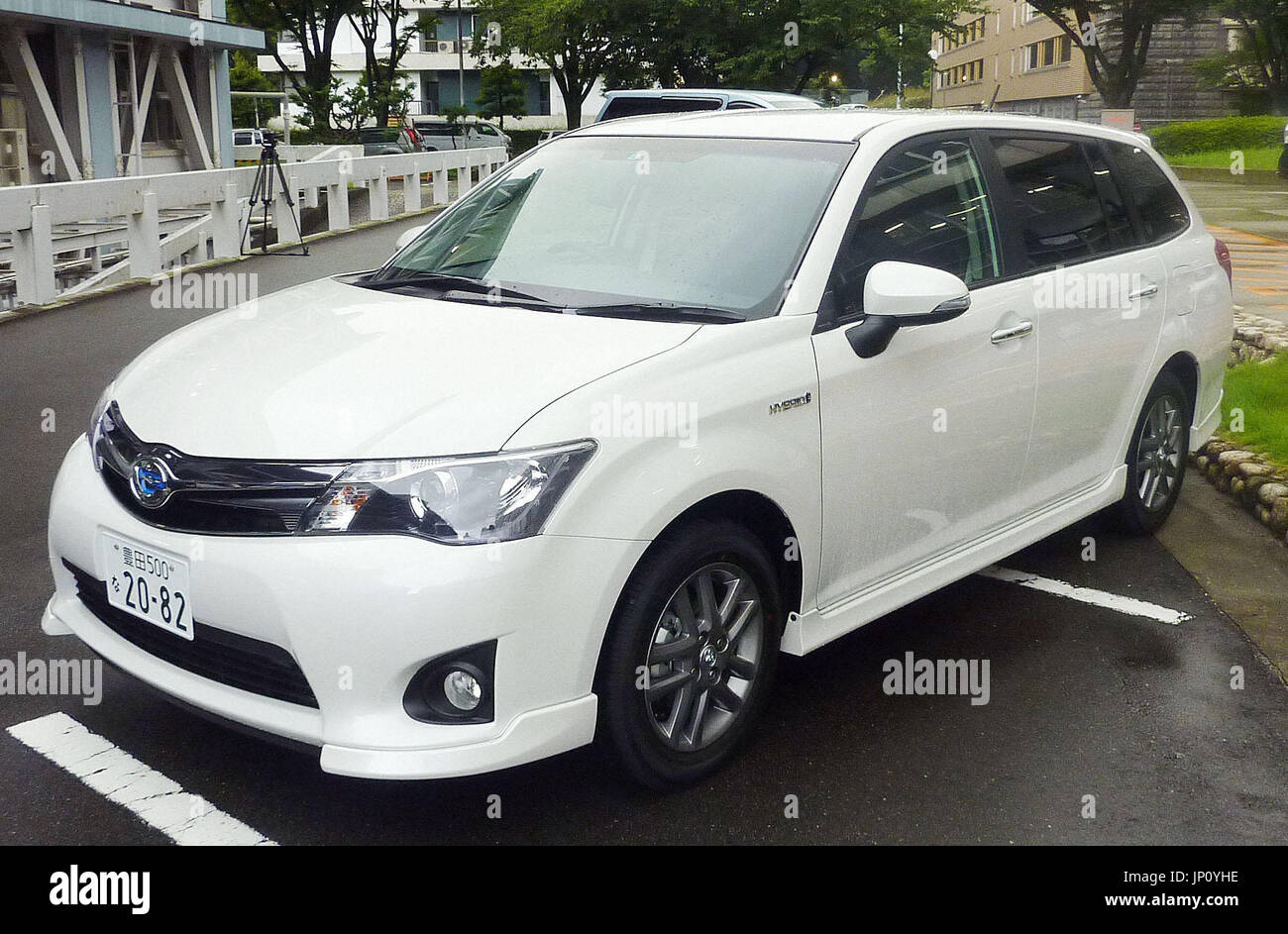 NAGOYA, Japon - Photo montre une version hybride de la Corolla Fielder station wagon dévoilé à Nagoya, Japon central, sur le 6 août 2013. Toyota Motor Corp. a lancé des versions hybrides de la Corolla Axio sedan et la Corolla Fielder station dans le japon. (Kyodo) Banque D'Images