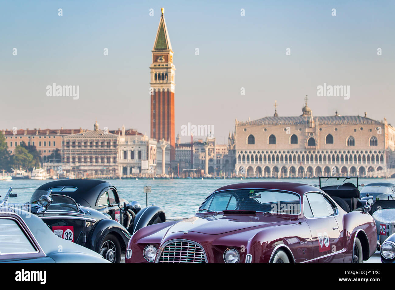 Venise, Italie - 27 Avril 2012 : une exposition de voitures vintage sur l'île de San Giorgio Maggiore, à Venise, Italie, avec le Campanile, le Palais des Doges et la Place Saint Marc sur la lagune. Banque D'Images