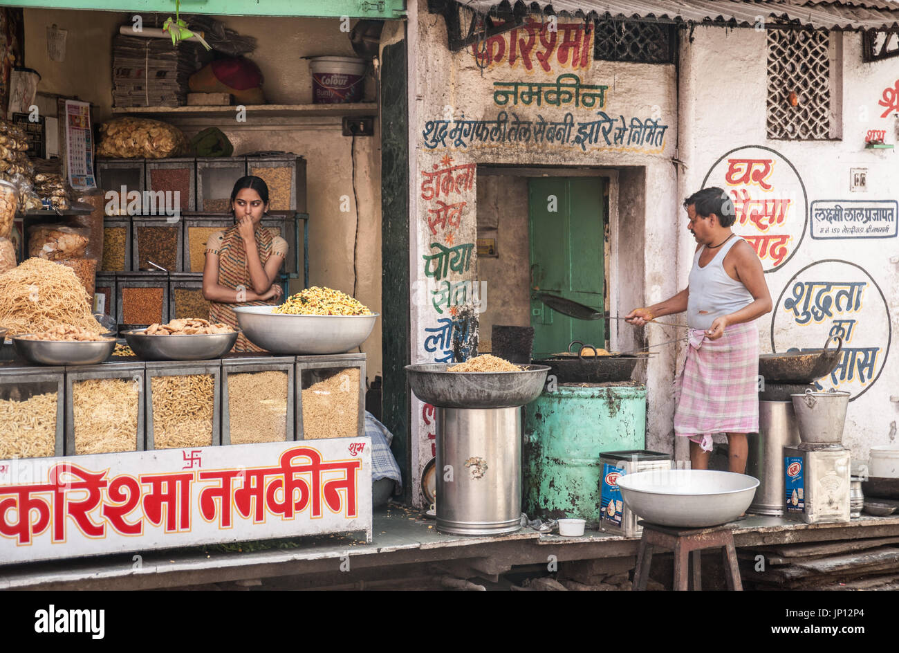 Grignotines frites indiennes (Namkeen) stall au Rajasthan Banque D'Images