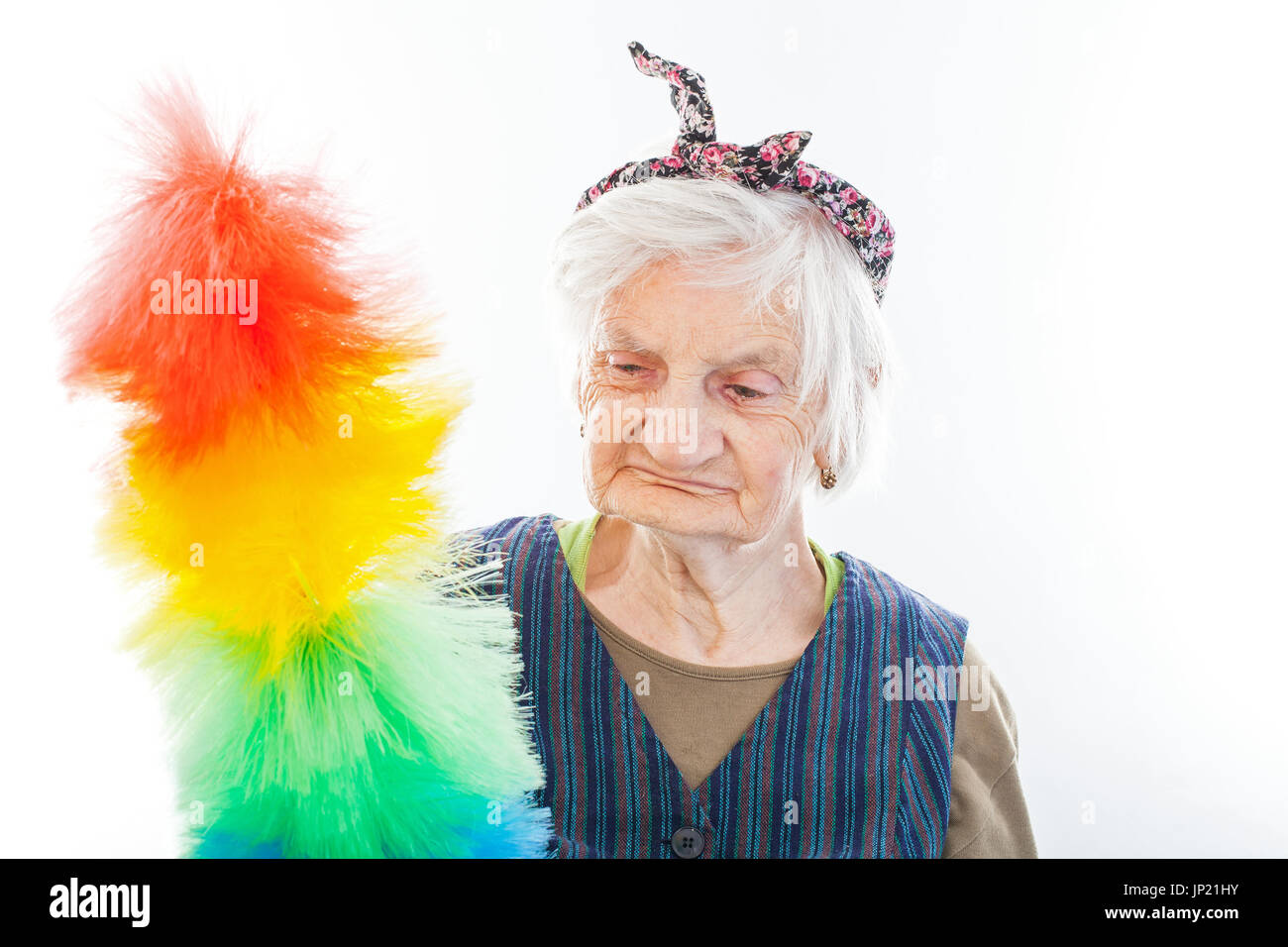 Portrait of a happy senior lady faire des travaux ménagers holding cleaning equipment Banque D'Images