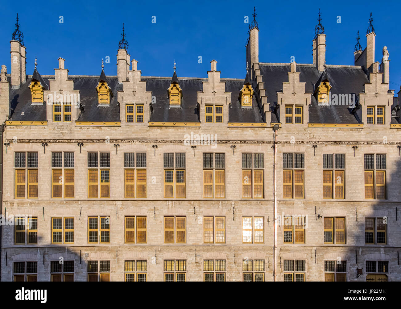 Malines, Belgique - 14 décembre 2013 : immeuble en briques avec volets jaunes à Mechelen, Belgique. Banque D'Images