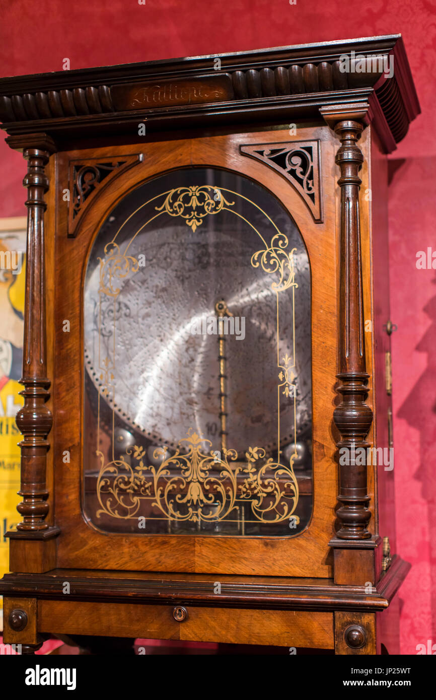 Anvers, Belgique - le 9 mars 2014 : un instrument dans l'Anvers musée des instruments de musique. Banque D'Images