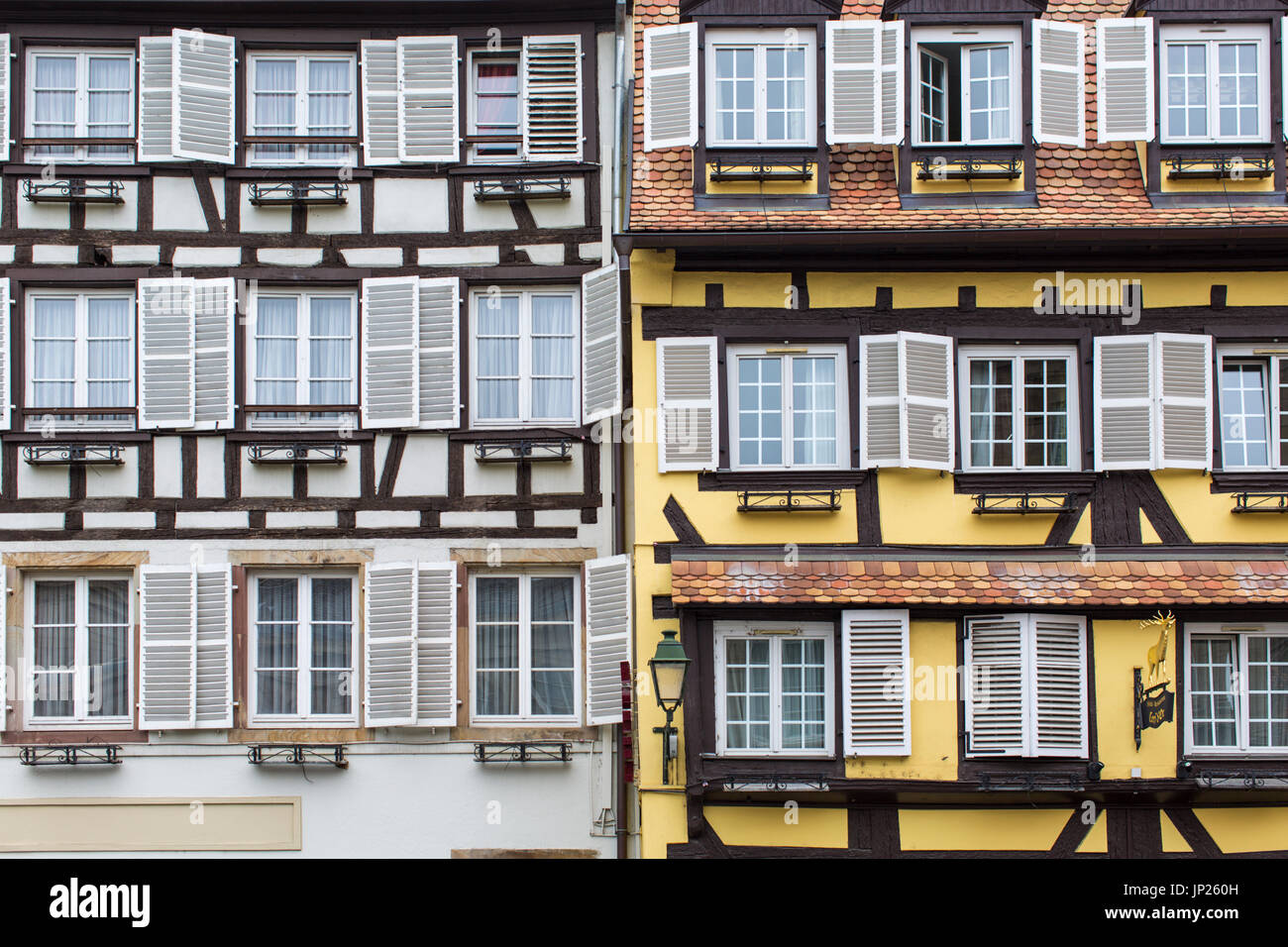Strasbourg, Alsace, France - 3 mai 2014 : les bâtiments à colombages typique de l'Alsace à Strasbourg. Strasbourg est la capitale de la région Grand Est (anciennement Alsace) de France et le siège officiel de l'Union européenne. Banque D'Images