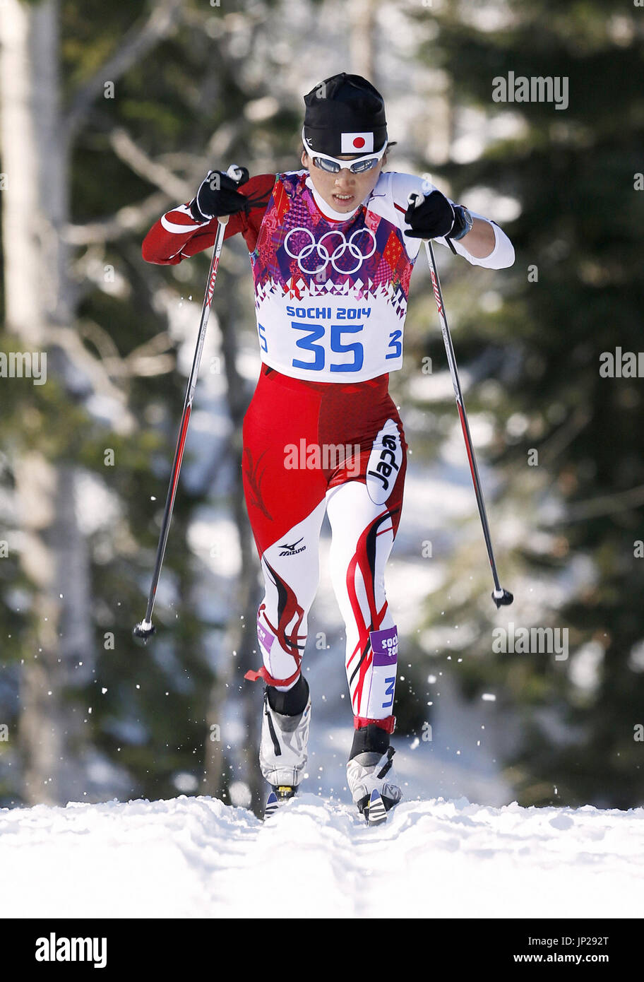 Sotchi, Russie - Masako Ishida de sprints en montée dans le japon women's Nordic Ski de fond 10 km classic à l'occasion des Jeux Olympiques d'hiver de 2014 à Sotchi le 13 février 2014. Elle a terminé 15e. (Kyodo) Banque D'Images