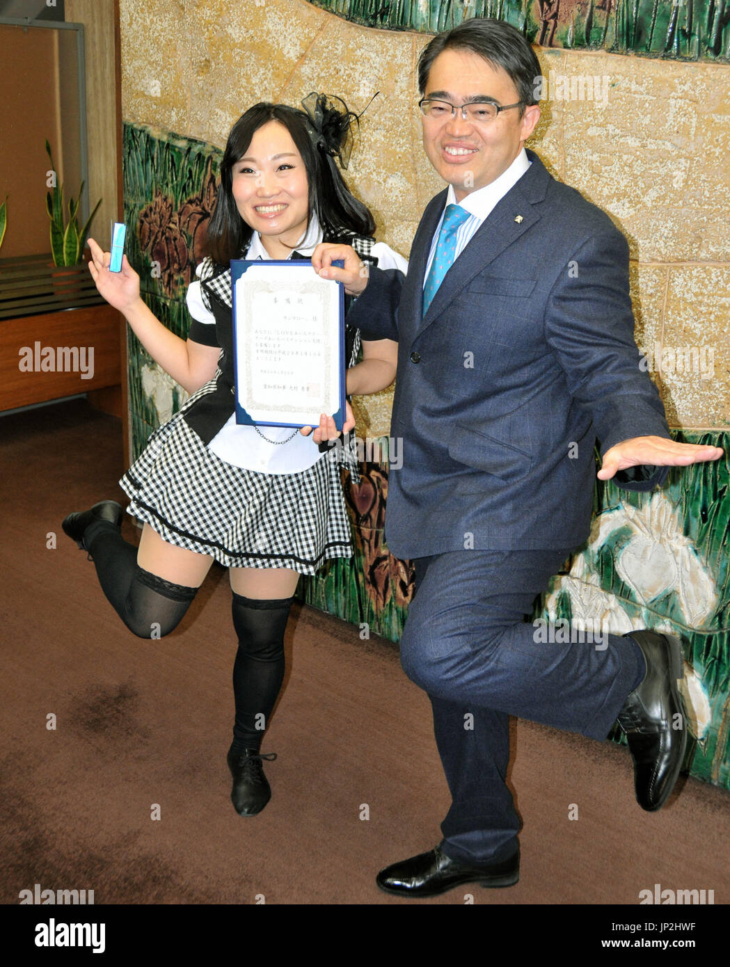 NAGOYA, Japon - Japonais comédienne Kintaro (à gauche), nommé ambassadeur pour les relations publiques du gouvernement préfectoral de Aichi, pose le 20 janvier 2014, à Aichi Gov. Hideaki Omura. Kintaro, qui est originaire de la préfecture du Japon central, est connue pour son imitation de Atsuko Maeda, un ancien membre de l'all-girl groupe pop AKB48. (Kyodo) Banque D'Images