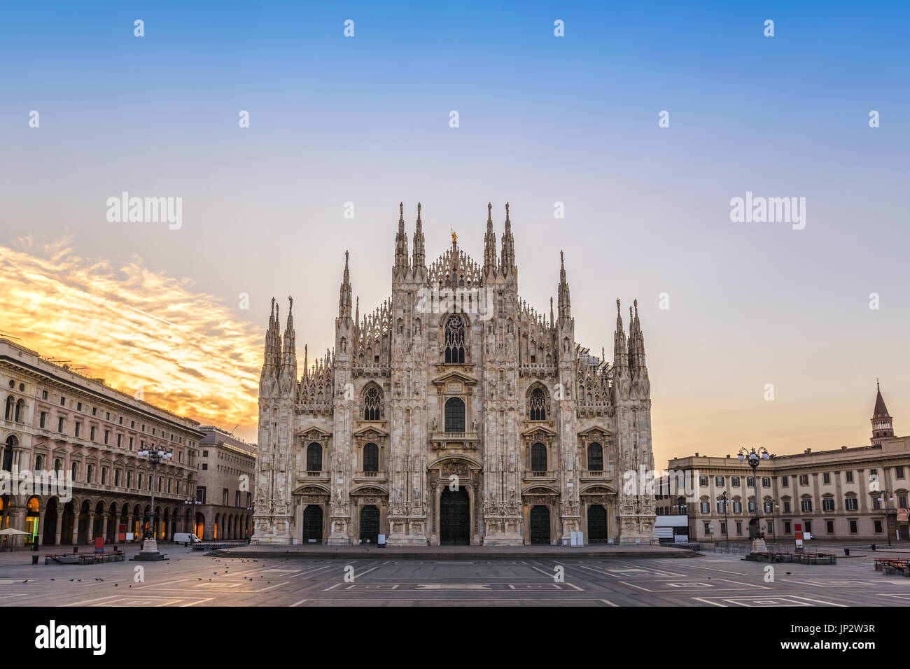 La cathédrale de Milan (Duomo de Milan) lors de l'aube, Milan (Milan), Italie Banque D'Images La cathédrale de Milan (Duomo de Milan) lors de l'aube, Milan (Milan), Italie Banque D'Images