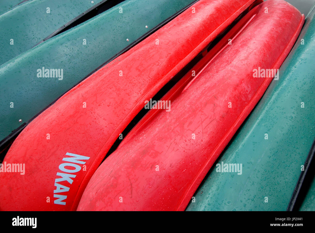 Close-up of red and green bateaux stockés sur shore Banque D'Images