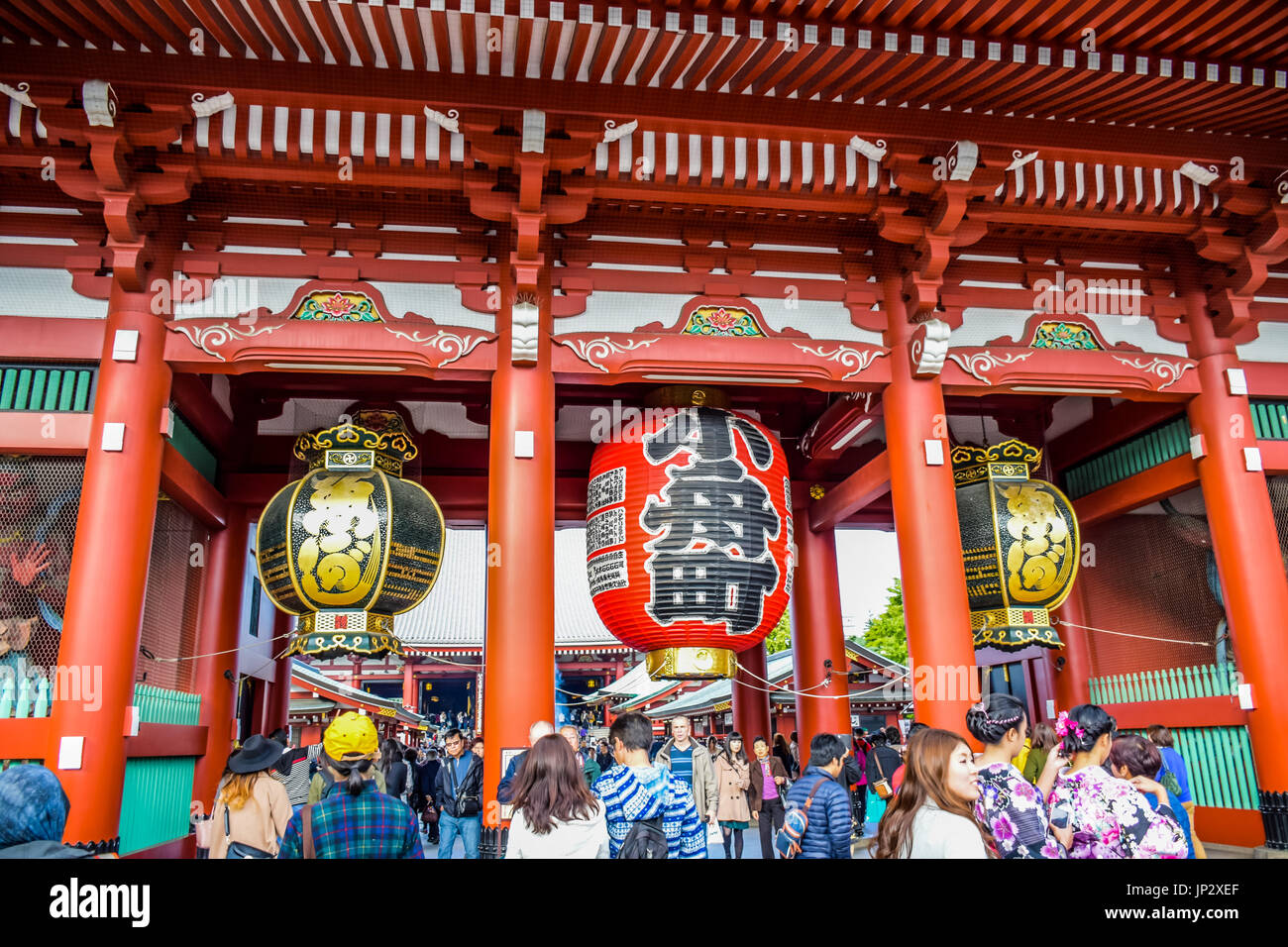 TOKYO, JAPON - 12 novembre : les touristes visitant le temple Senso-ji, l'un de la destination touristique populaire à Asakusa, Tokyo, Japon Banque D'Images