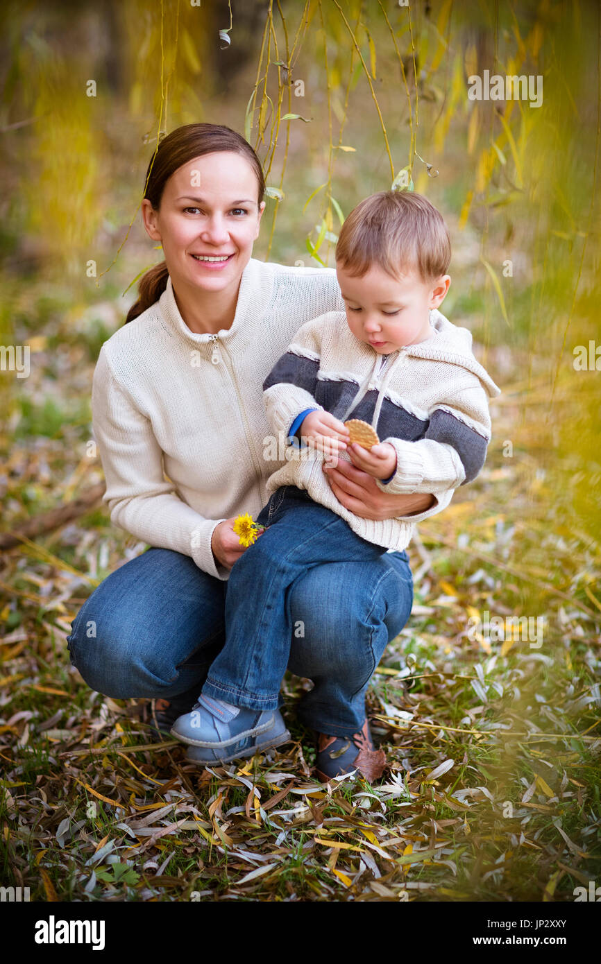 Jeune mère avec fils en automne parc. concept de famille heureuse Banque D'Images