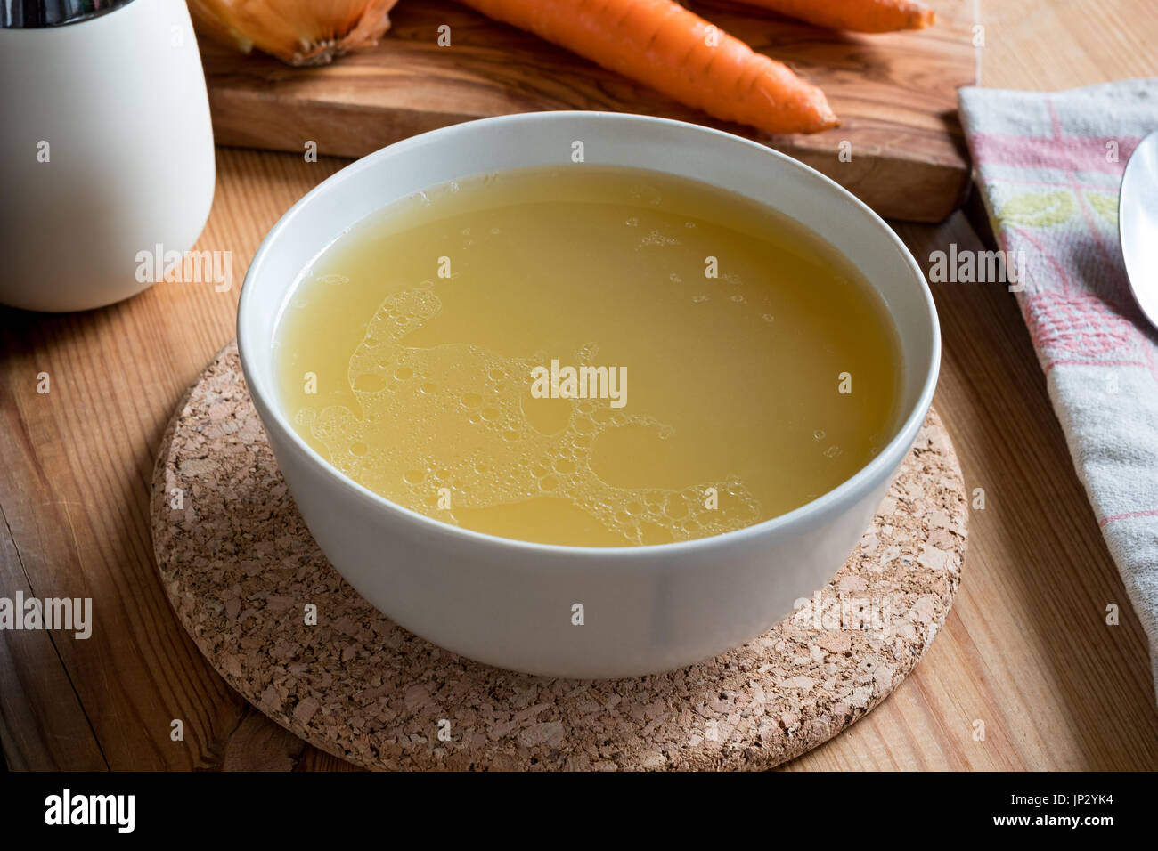 Fait à partir de bouillon d'os de poulet avec des légumes sur un fond