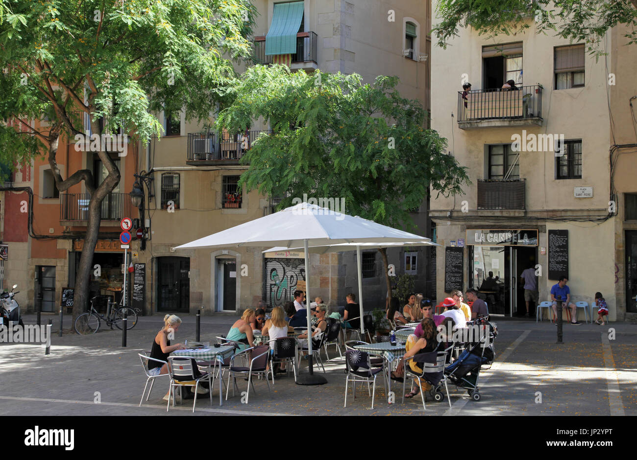 Café en plein air et les touristes à la candela Restaurant de Barcelone.Plaça de Sant Pere.Espagne Banque D'Images