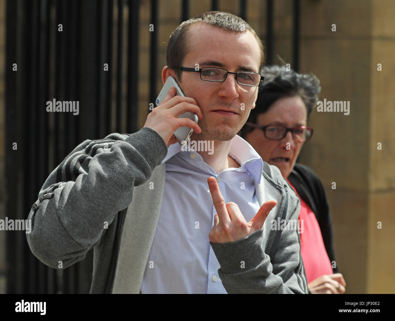 NOTE DU RÉDACTEUR GESTE Paul Dixon quitte Newcastle Crown Court après qu'il a remis une suspendue deux ans de prison pour la modification non autorisée de matériel informatique. Banque D'Images