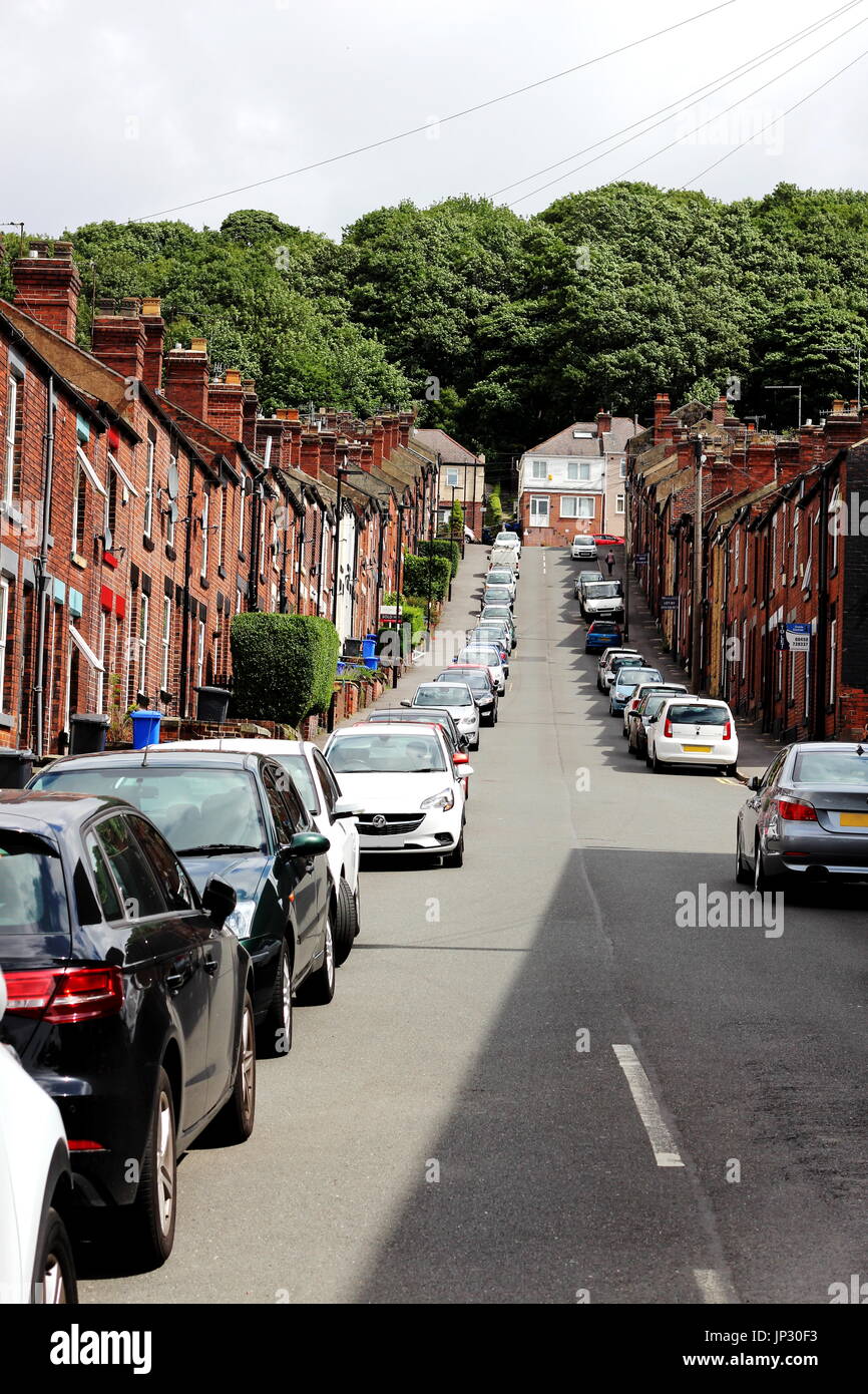 Une rue typique de Sheffield - paniers près du logement en brique rouge, les espaces verts et une colline raide ! Banque D'Images