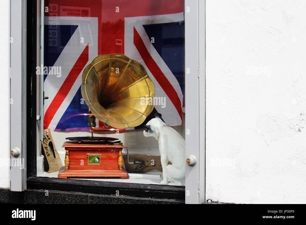 Affichage fenêtre patriotique avec HMV gramophone Pathe, enregistrer et de l'union, par un magasin de musique à Chesterfield Road, Sheffield Banque D'Images