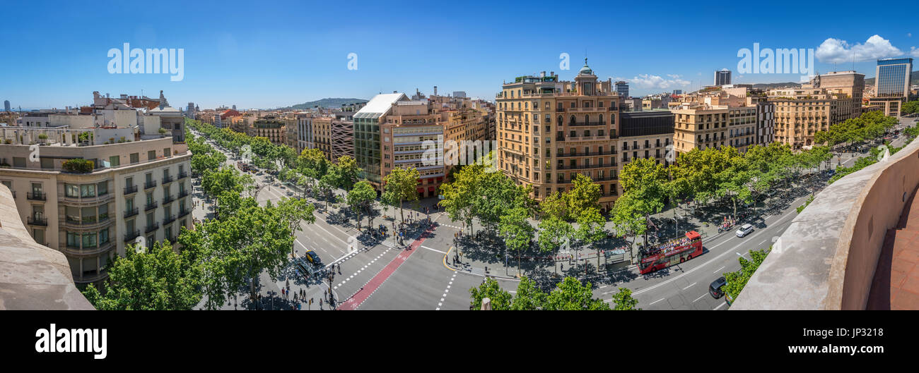 Photographie panoramique de la célèbre rue de l'avenue Passeig de Gracia à Barcelone, Espagne. Vue aérienne de la rue le plus luxueux à Barcelone Banque D'Images
