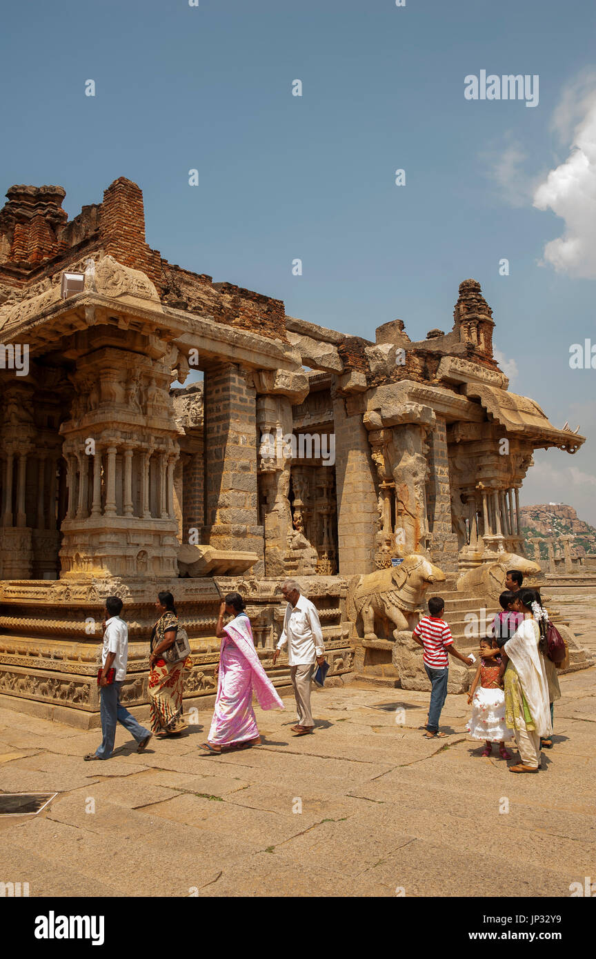 Indiens dans Vijaya Vittala Temple, Hampi, Karnataka, Inde Banque D'Images