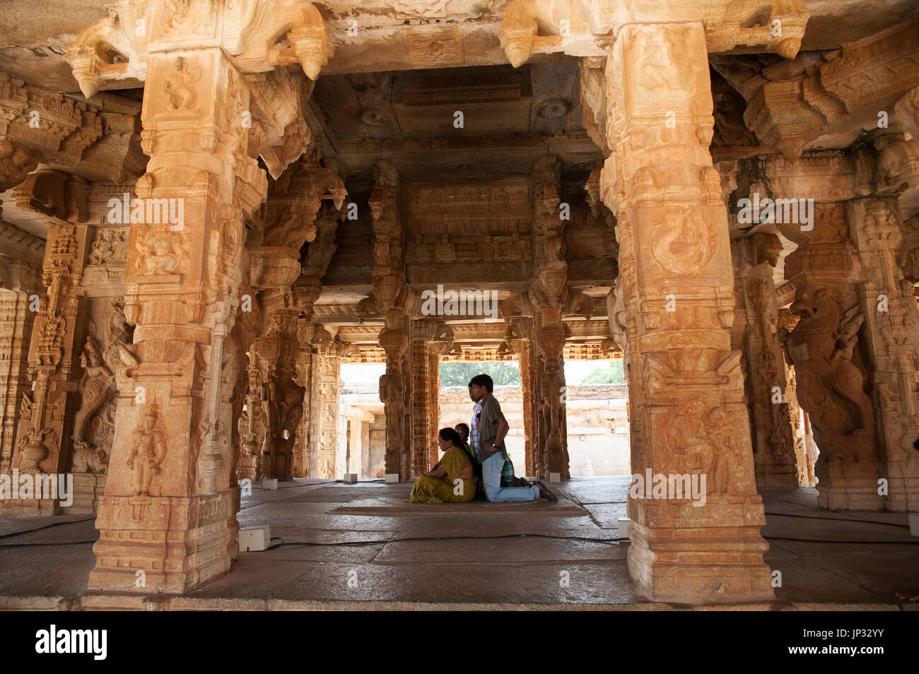 Indiens dans Vijaya Vittala Temple, Hampi, Karnataka, Inde Banque D'Images