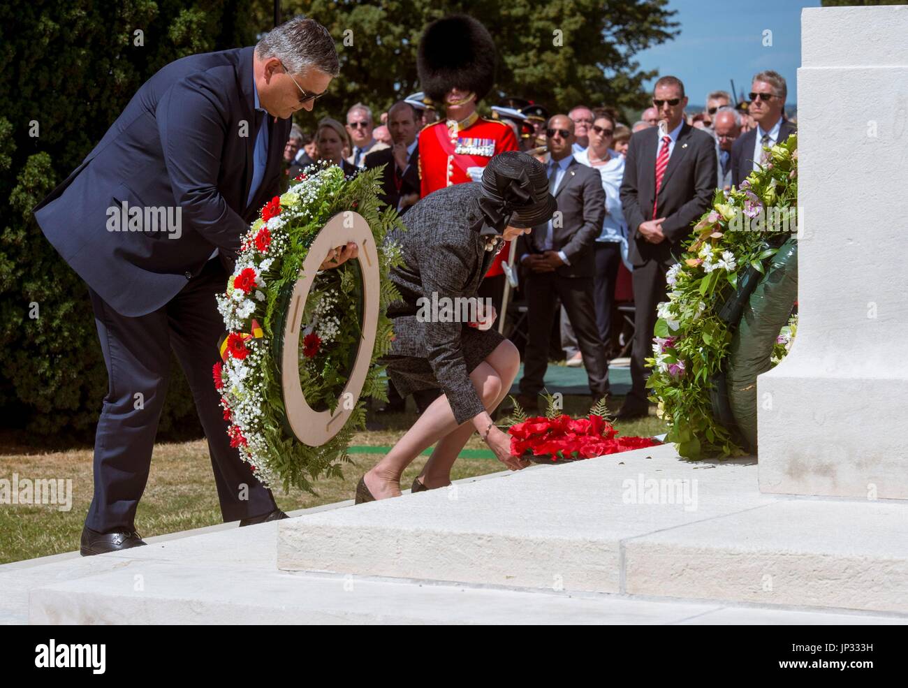 Premier ministre Theresa Mai et Steven Vandeput, Ministre de la Défense pour la Belgique de déposer des couronnes sur la pierre du Souvenir à Tyne Cot Cemetery des sépultures de guerre du Commonwealth à Ypres, en Belgique, à une cérémonie de commémoration à l'occasion du centenaire de la bataille de Passchendaele. Banque D'Images