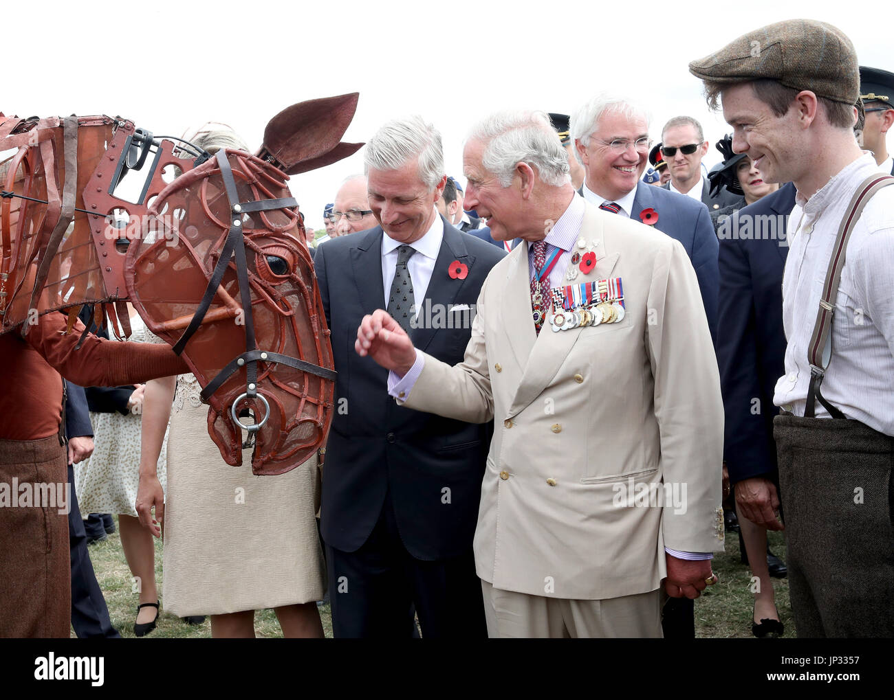 Le Prince de Galles (centre droit) et le roi Philippe de Belgique (centre) Rencontrez War Horse au cours d'une visite au domaine de l'exposition à l'Passchendaele Memorial Park à Zonnebeke, Belgique, pour marquer le centenaire de la bataille de Passchendaele. Banque D'Images