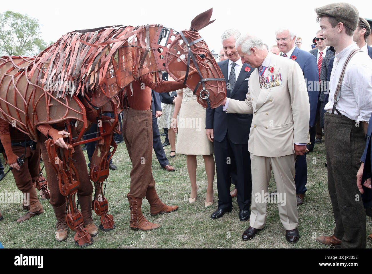 Le Prince de Galles (centre droit) et le roi Philippe de Belgique (centre) Rencontrez War Horse au cours d'une visite au domaine de l'exposition à l'Passchendaele Memorial Park à Zonnebeke, Belgique, pour marquer le centenaire de la bataille de Passchendaele. Banque D'Images