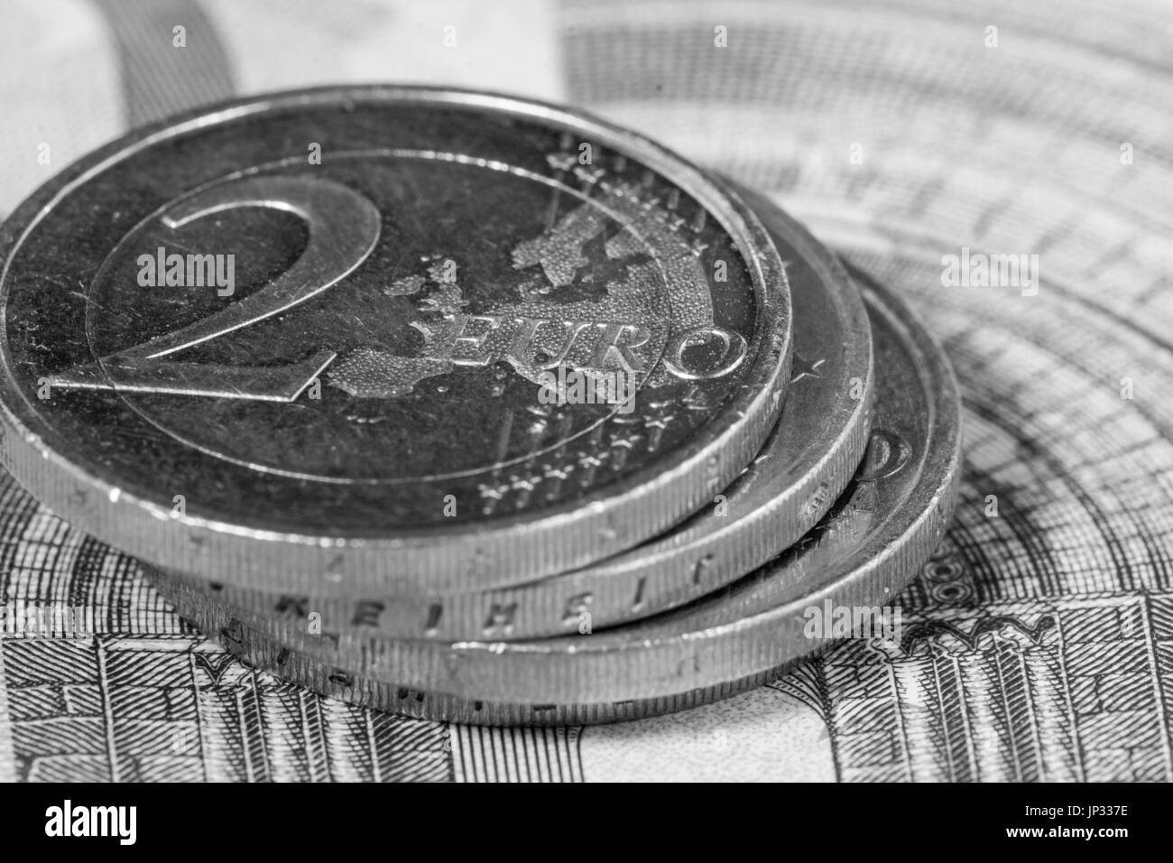 Euro argent : macro-vision de pièce en euros et le projet de loi par le mot Euro concentré. Image en noir et blanc. Convient pour, financières, monétaires ou Uni européenne euro Banque D'Images