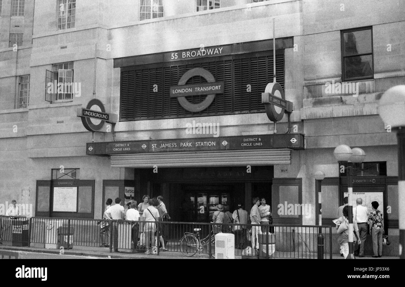 L'extérieur de St James's Park de la station de métro à Londres, Angleterre le 5 août 1989. Banque D'Images