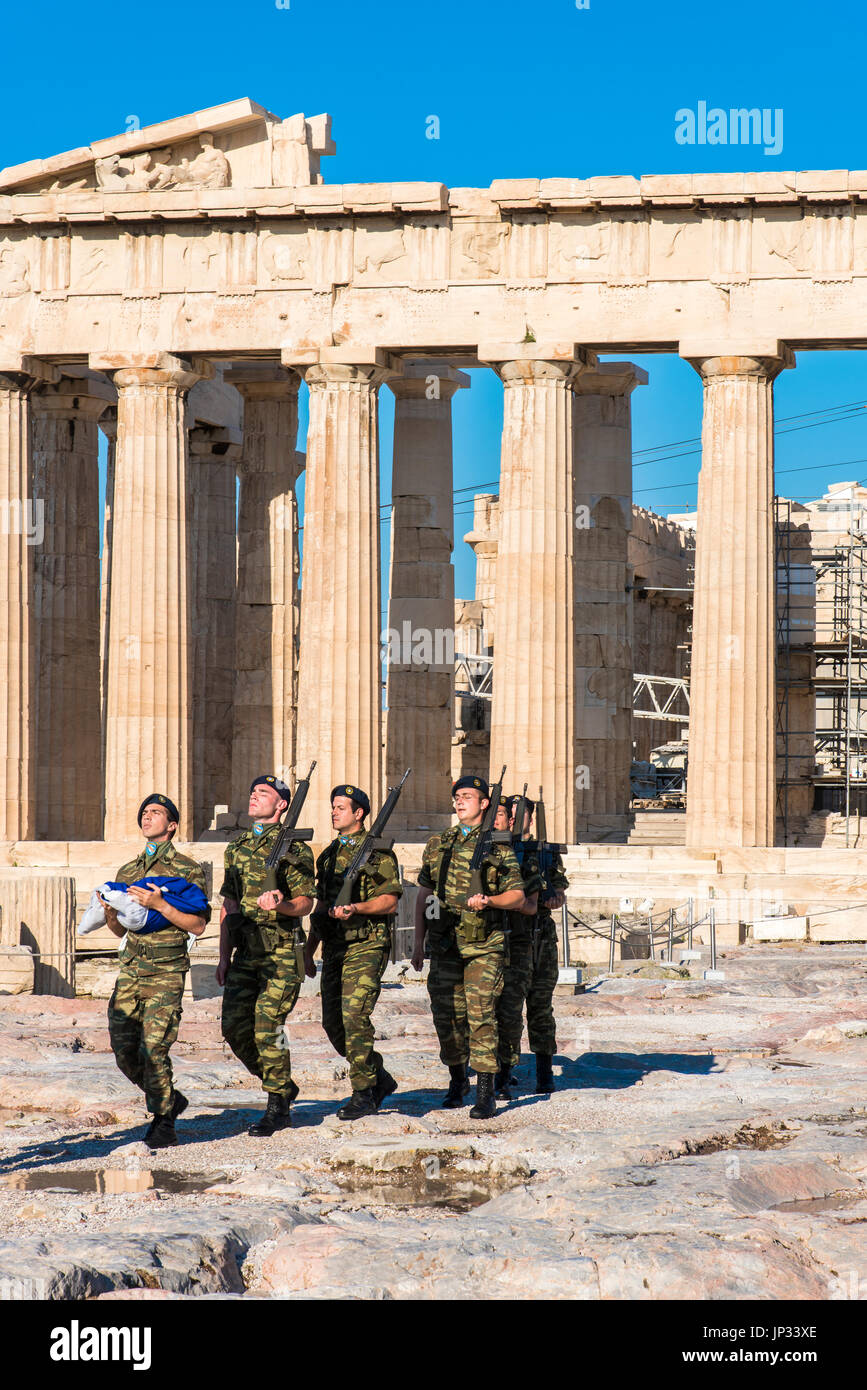 Les soldats de l'armée grecque effectuer une cérémonie de mars sur l'Acropole avant de lever le drapeau national, Athènes, Attique, Grèce Banque D'Images