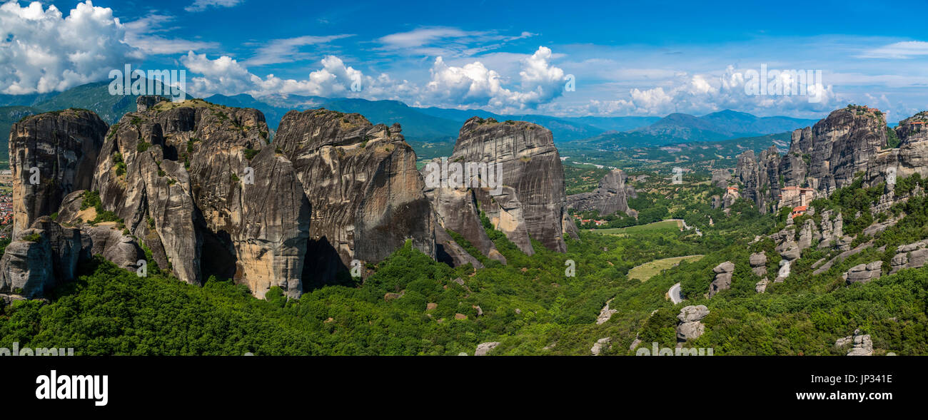 Vue panoramique sur la spectaculaire Grande rocheux escarpés des météores, Thessalie, Grèce Banque D'Images