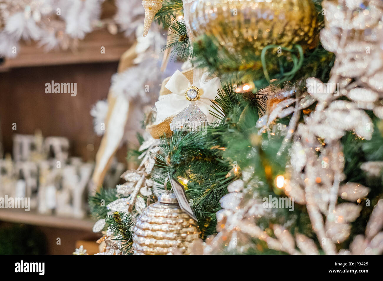 Décorations de Noël et des lumières accrochée à un arbre de Noël traditionnel pendant la saison de vacances de Noël. Banque D'Images