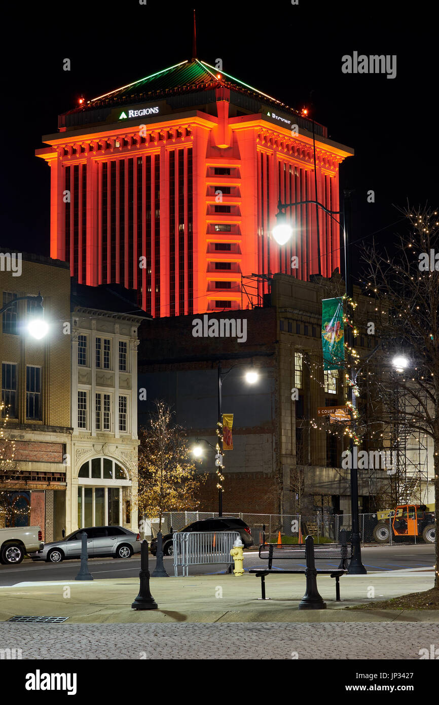 Régions bank building à Montgomery, Alabama, Etats-Unis, éclairés avec des lumières rouges pendant la saison de Noël. Banque D'Images