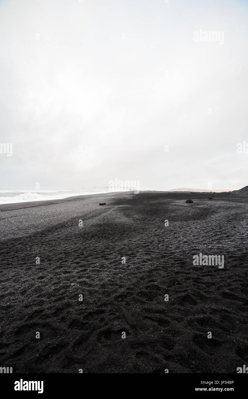 Belle plage de sable noir volcanique en Islande Dyrholaey près de Vik,. Banque D'Images