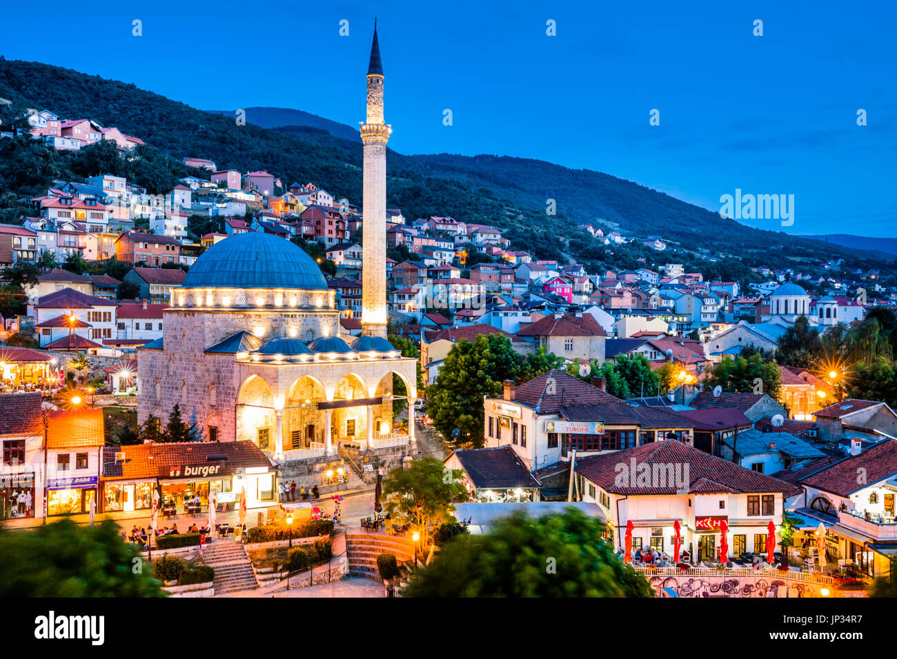 L'Europe, Kosovo, Prizren, ville historique sur les rives de la rivière Bistrica Prizren, vieille ville panorama avec Sinan Pacha Mosquée ottomane, ville emblématique monument Banque D'Images