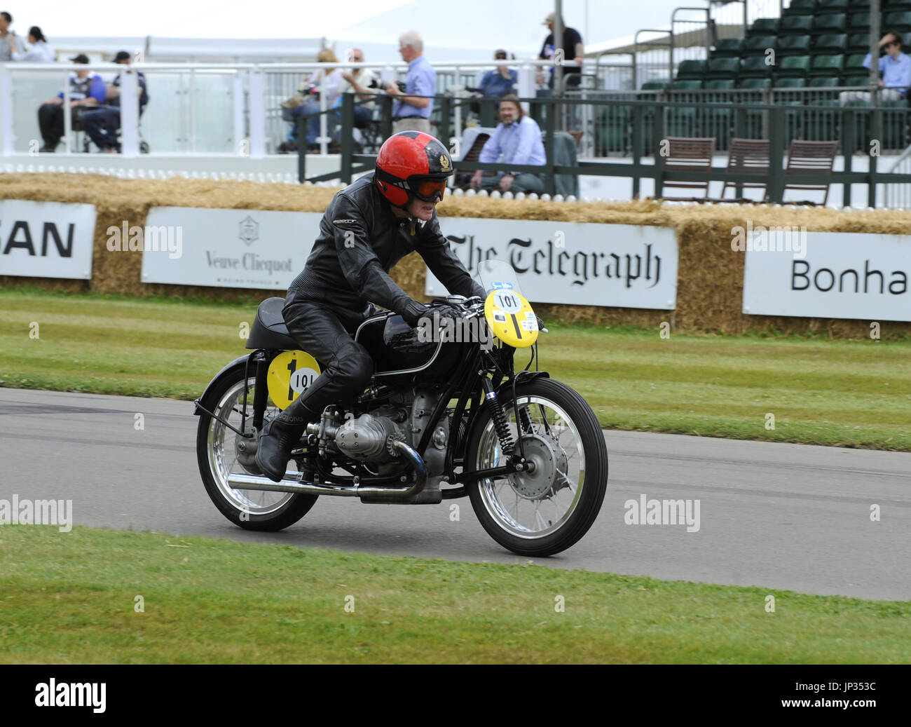 Goodwood Festival of Speed dans le West Sussex, UK rend hommage à la carrière de l'ex-chef de la Formule 1 Bernie Ecclestone qui ont assisté aujourd'hui, l'événement célèbre le 70e anniversaire de la Ferrari avec des voitures du passé au présent. On estime que 200 000 visiteurs à l'événement de quatre jours. Doté d''atmosphère : où : Westhampnet, West Sussex, Royaume-Uni Quand : 30 juin 2017 Source : WENN.com Banque D'Images