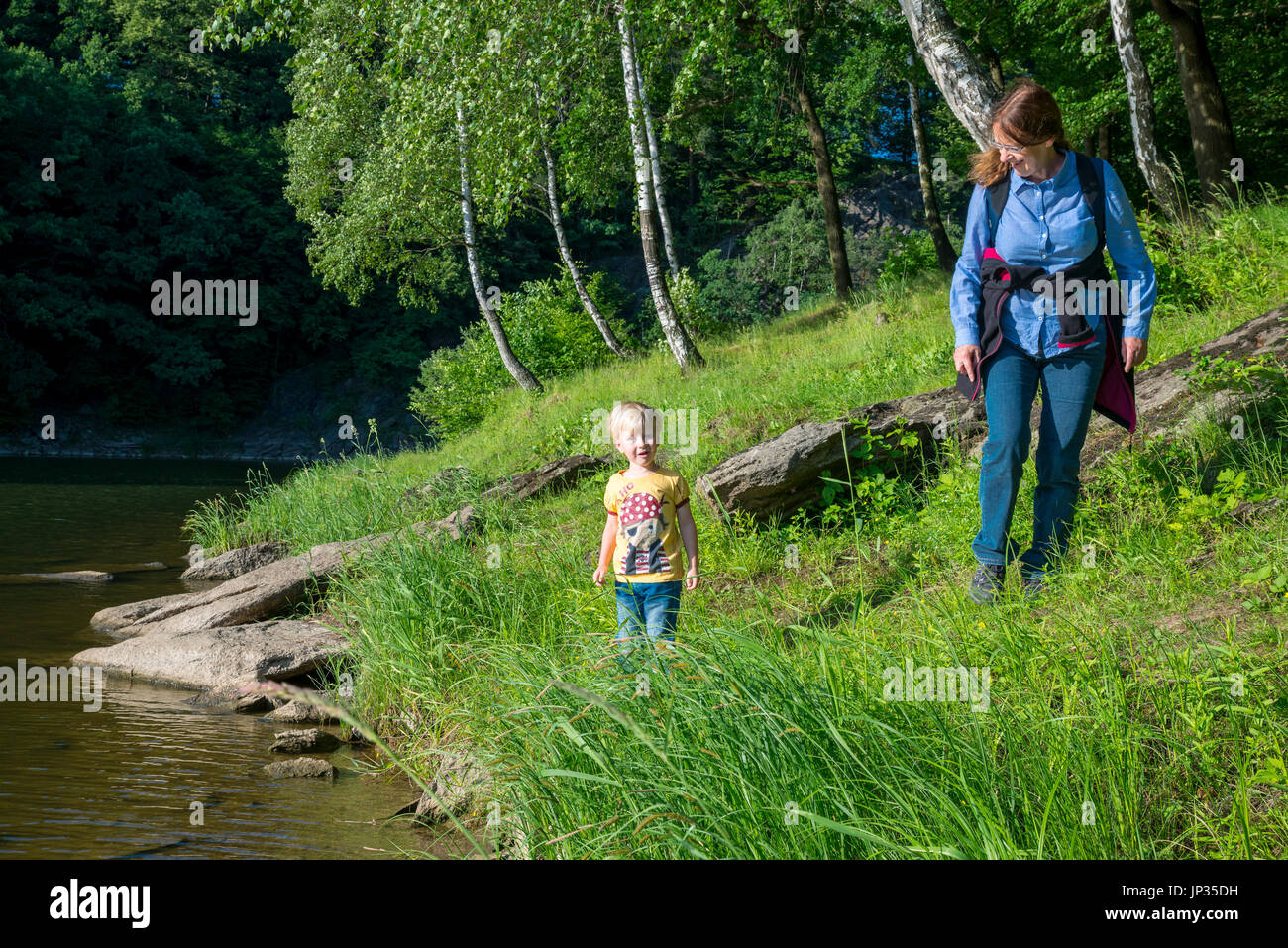 Trois ans s'amusant près du lac près de Leśnia château Czocha, Basse-silésie, Pologne Banque D'Images