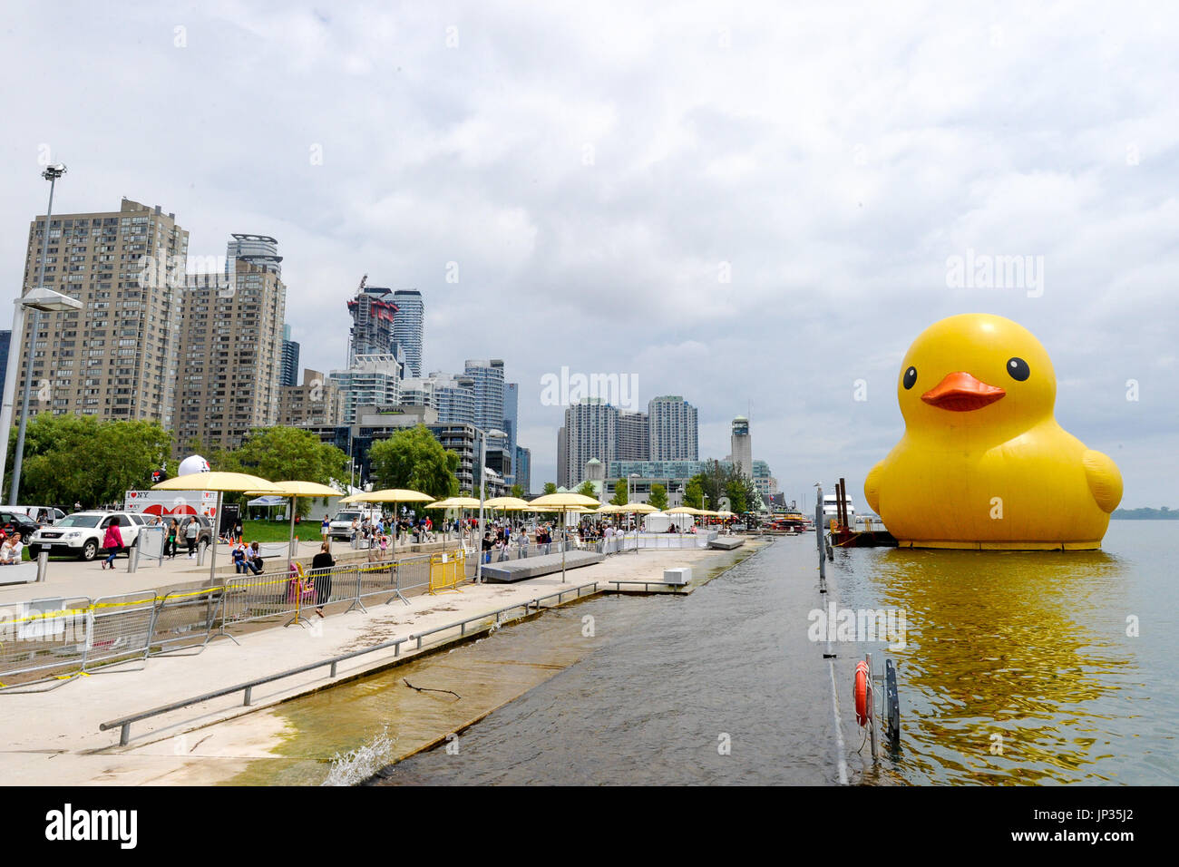 Le plus grand canard en caoutchouc faire c'est débuts canadiens dans le secteur riverain de Toronto pour célébrer le 150e anniversaire. En vedette : Rubber Duck Où : Toronto, Ontario, Canada Quand : 30 Juin 2017 Crédit : Dominic Chan/WENN.com Banque D'Images