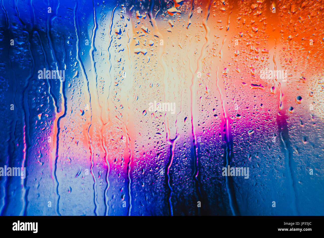 Gouttes de pluie sur un fond multicolore brouillée. Banque D'Images