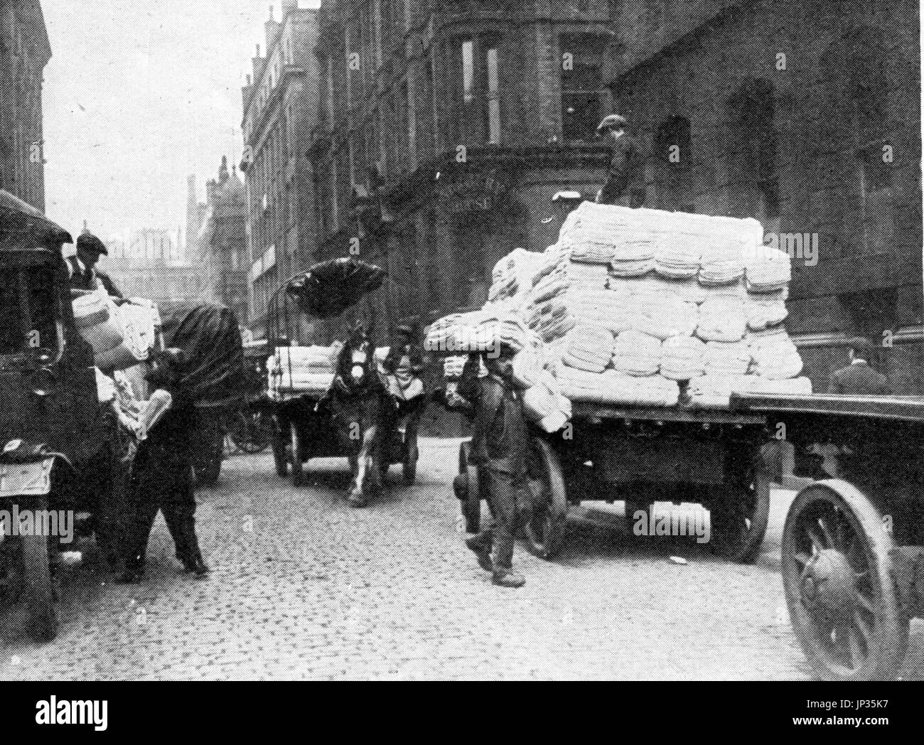 1920 -porteurs de coton à Manchester, Angleterre Banque D'Images