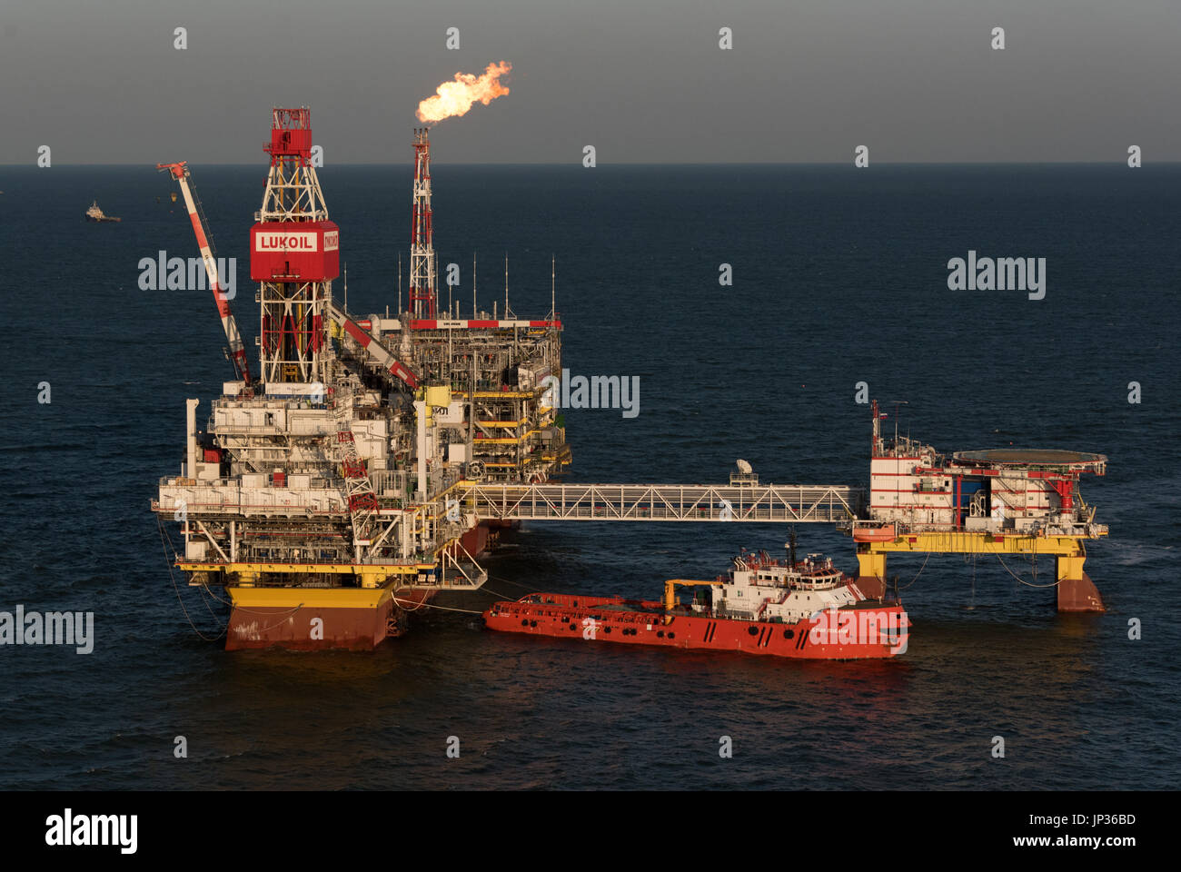 Sur la plate-forme de forage pétrolier Lukoil Filanovsky à la mer Caspienne, région d'Astrakhan, Russie Banque D'Images