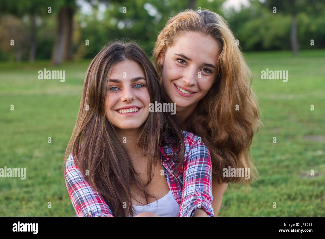 Femme amis profitant de vacances dans le parc. Ils sont jeunes, l'un a les yeux bleus et l'autre est blonde. Banque D'Images