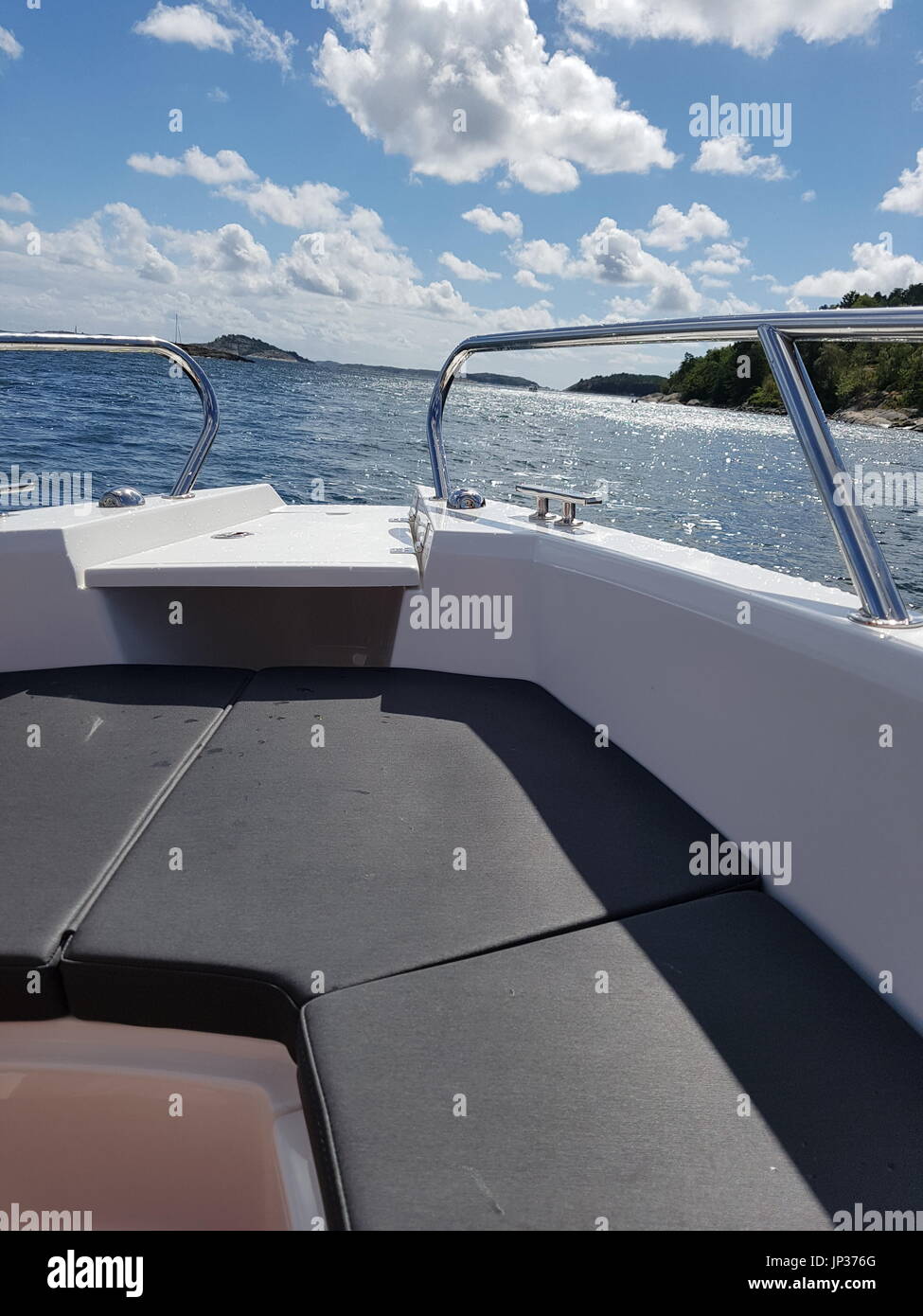 Vue depuis l'avant d'un bateau à moteur dans l'archipel scandinave Banque D'Images