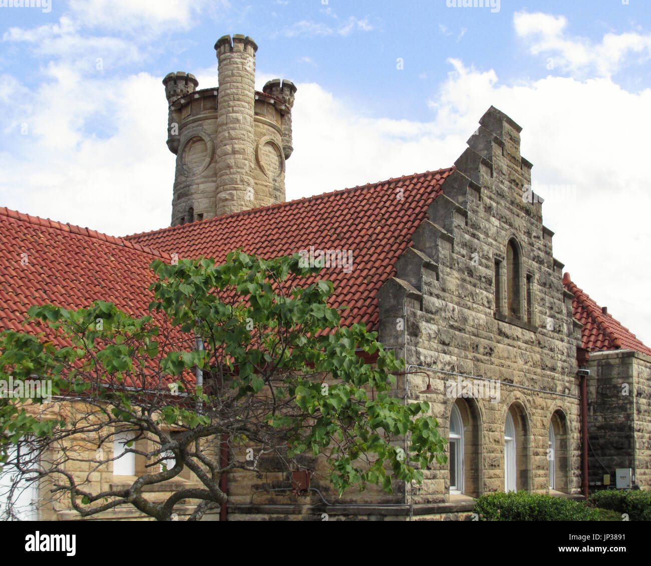 L'ancien Santa Fe train depot à Shawnee Oklahoma est maintenant un musée. Le bâtiment a un intéressant tour en pierre. Cette vue est sur le côté. Banque D'Images