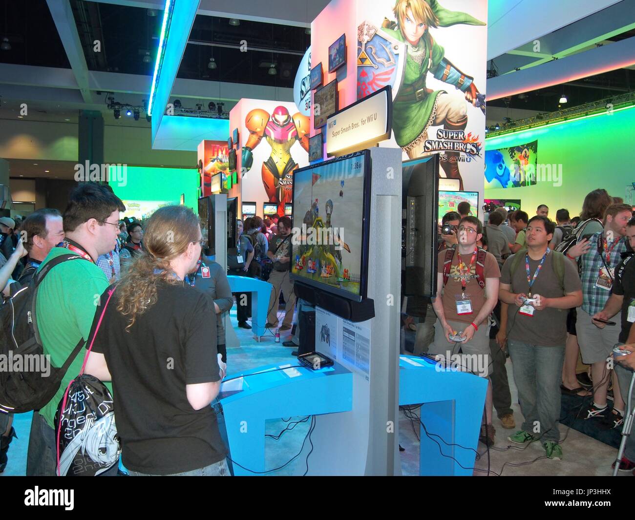 LOS ANGELES, États-Unis - Les visiteurs d'un electric Entertainment Expo à Los Angeles profitez de jouer un nouveau jeu de Nintendo Co. le 10 juin 2014. L'événement passe par le 12 juin 2014. (Kyodo) Banque D'Images