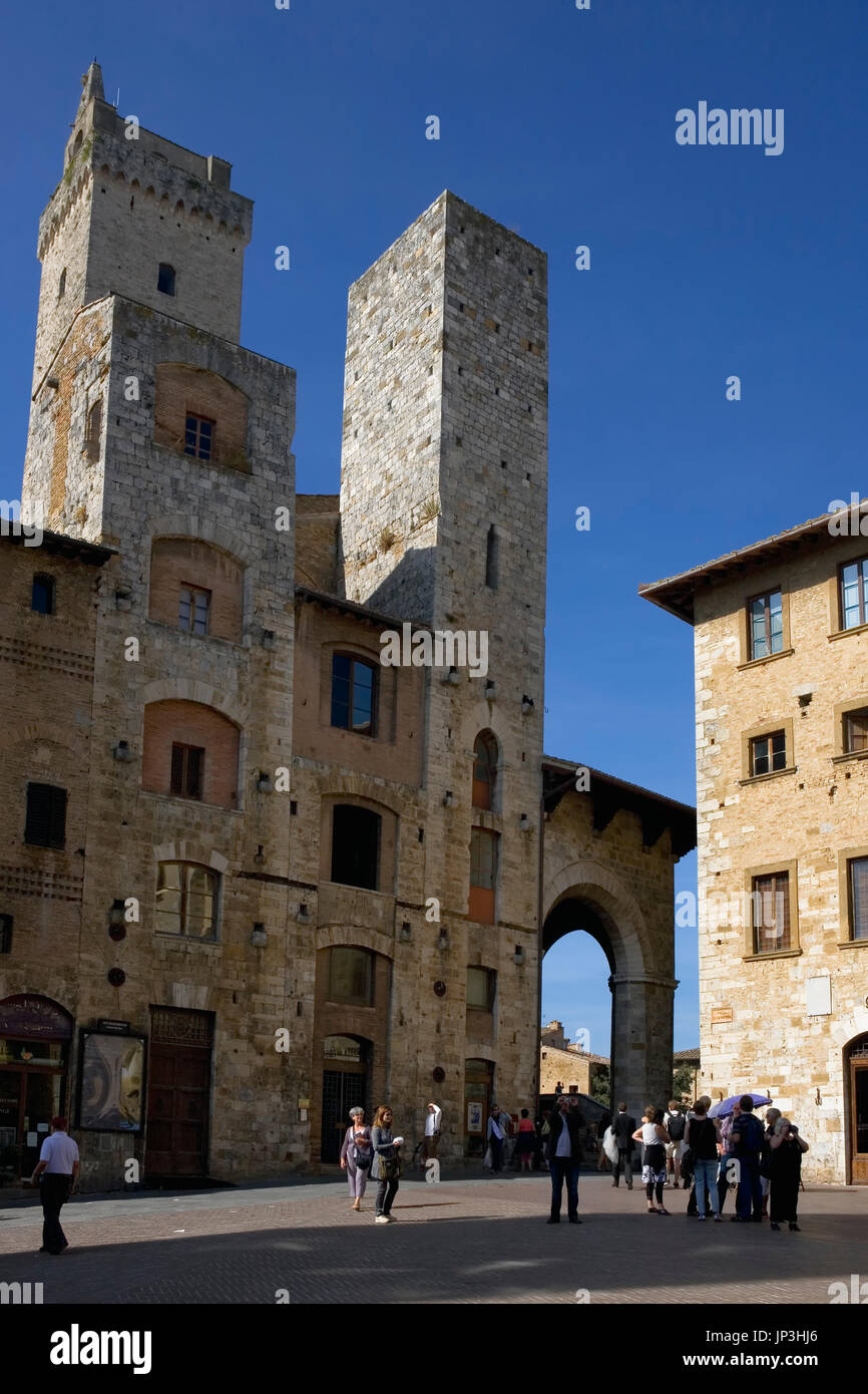 La Piazza della Cisterna et les tours Torre Grossa et Torri degli Ardinghelli, San Gimignano, Province de Sienne, Toscane, Italie Banque D'Images