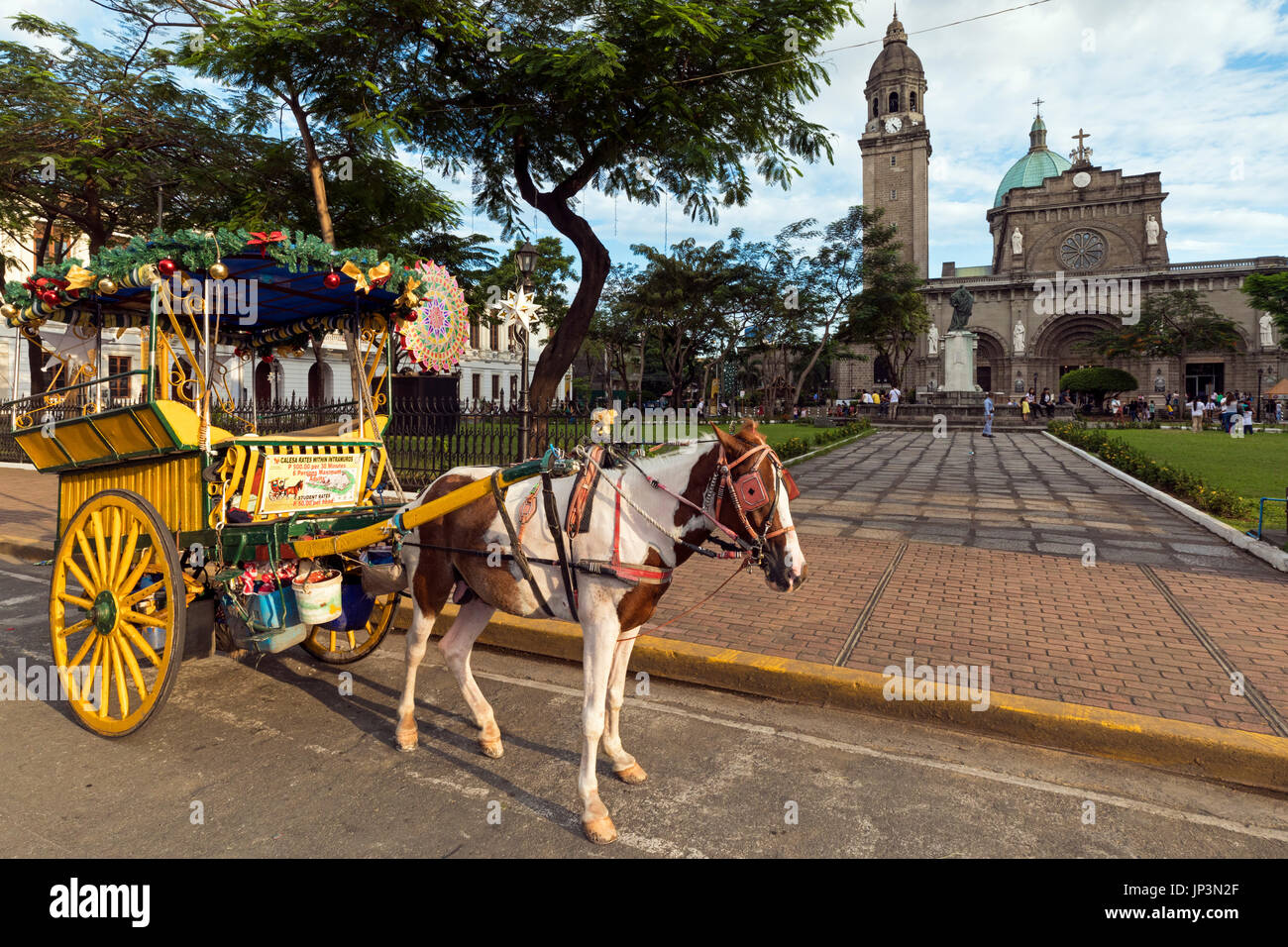 Kalesa à la Cathédrale de Manille, Intramuros, Philippines Banque D'Images