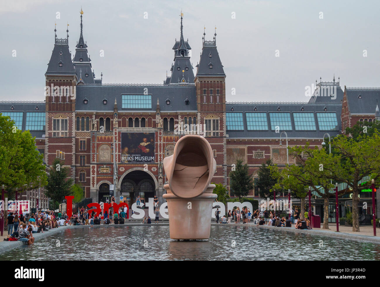 Les touristes se détendre au National Museum Amsterdam - Amsterdam - Pays-Bas Banque D'Images