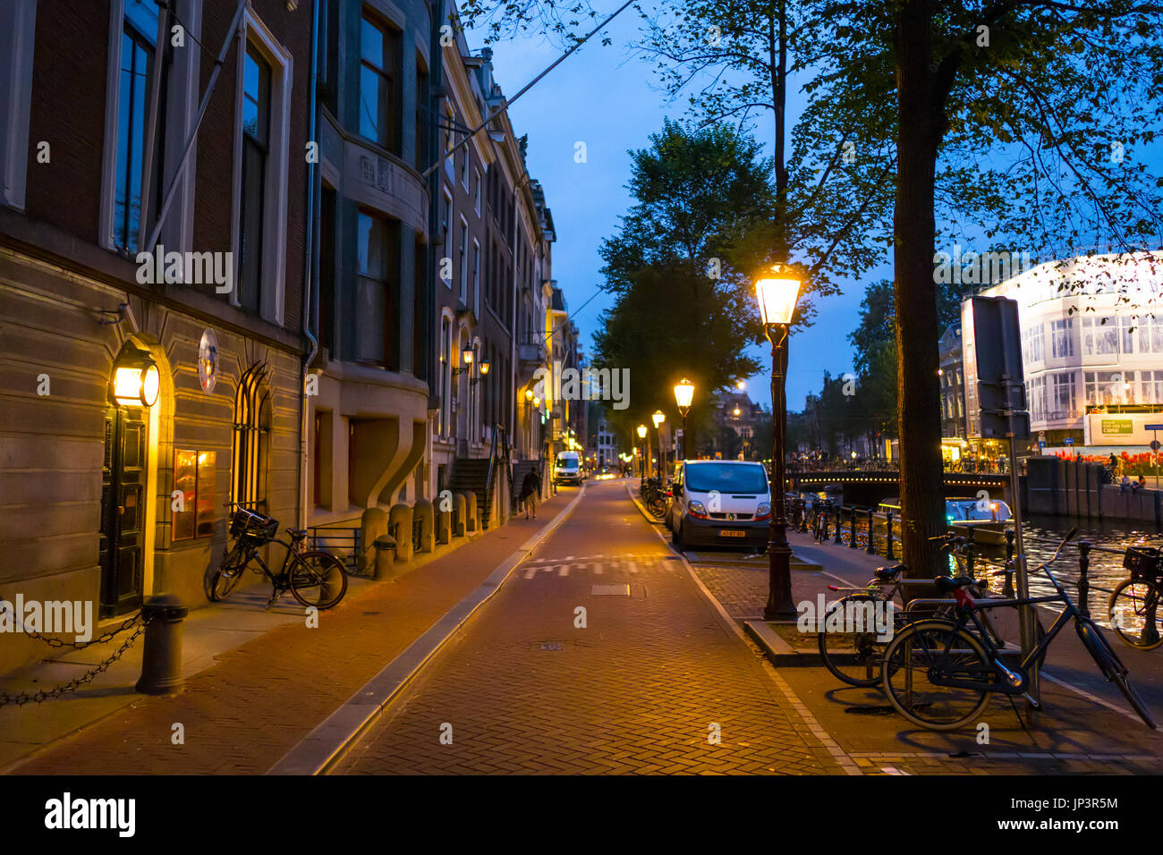 Les trottoirs à l'les canaux d'Amsterdam by night - Amsterdam - Pays-Bas Banque D'Images