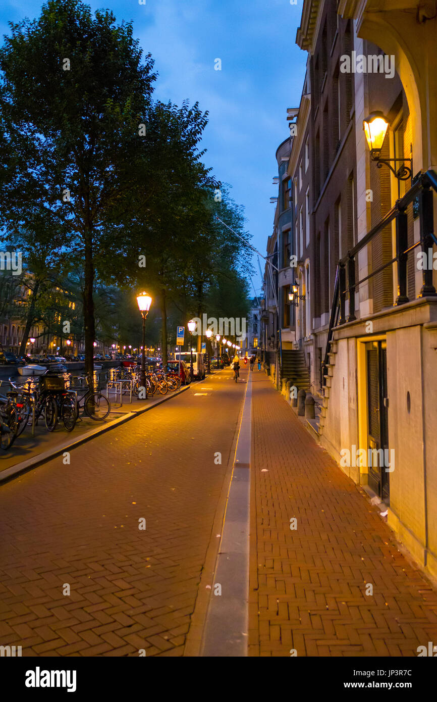 Les trottoirs à l'les canaux d'Amsterdam by night - Amsterdam - Pays-Bas Banque D'Images