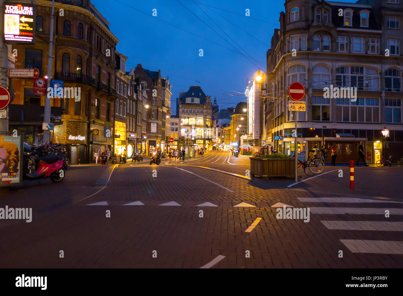 Vue nocturne de la rue d'Amsterdam - Amsterdam - Pays-Bas Banque D'Images