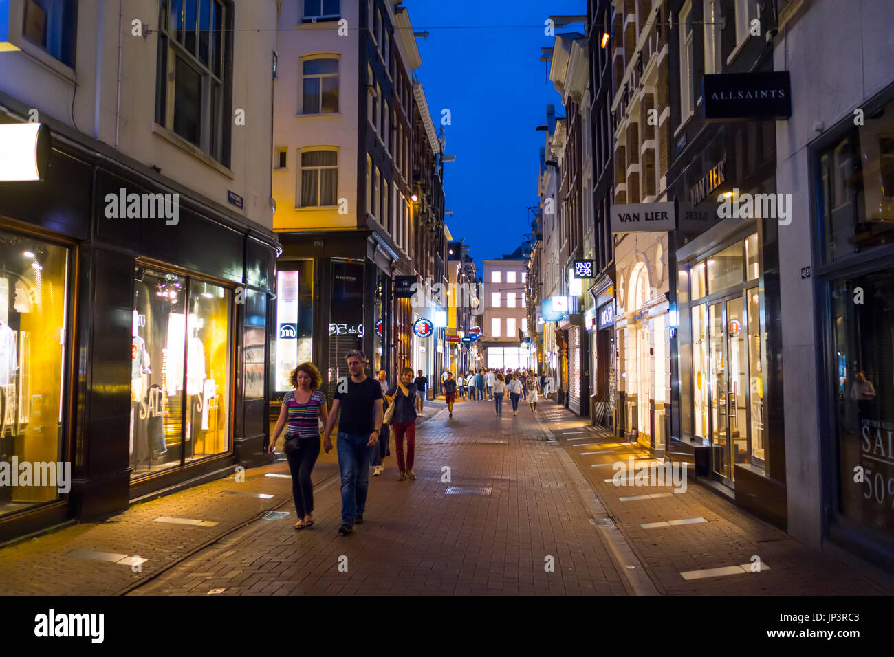 Vue nocturne de la rue d'Amsterdam - Amsterdam - Pays-Bas Banque D'Images