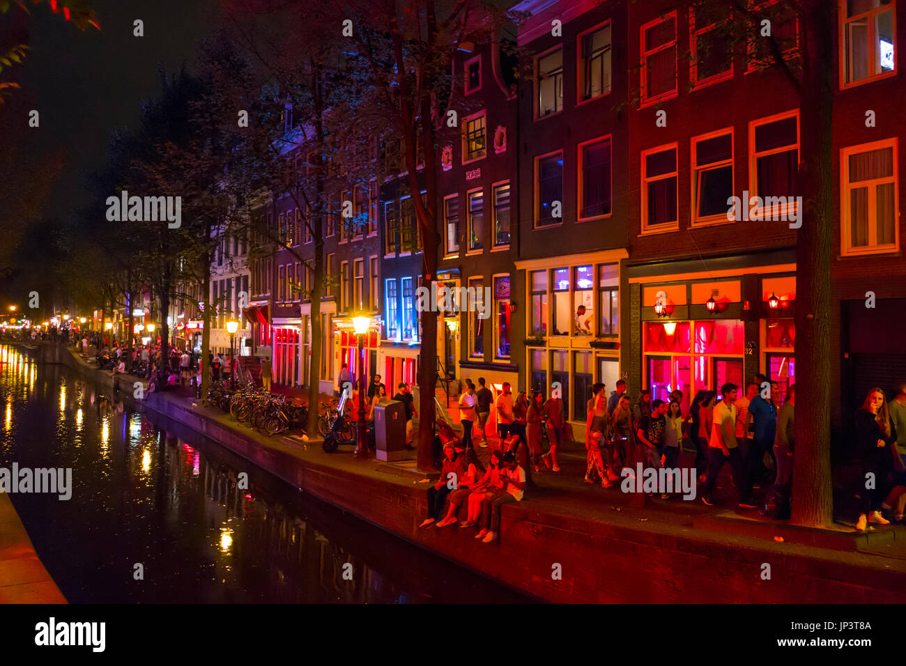 Amsterdam colorés - le quartier rouge la nuit - Amsterdam - Pays-Bas Photo  Stock - Alamy